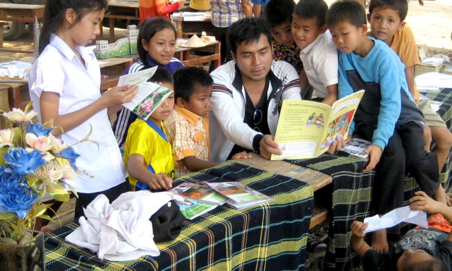 Khamla Panyasouk von Big Brother Mouse liest Kindern aus einem der BBM-Bücher vor.